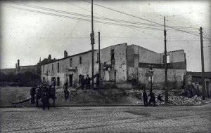 Enderrocament d'una casa a prop de Plaça d'Espanya, 1923 (2)